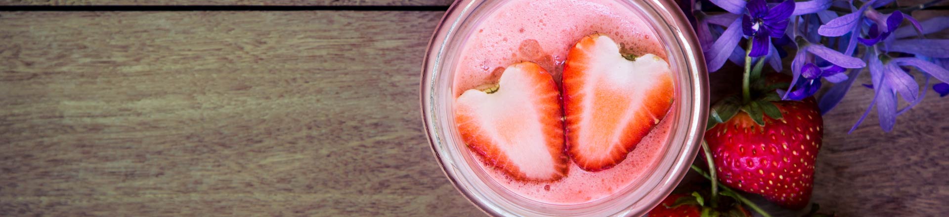 blending vs juicing - a strawberry smoothie has more fiber