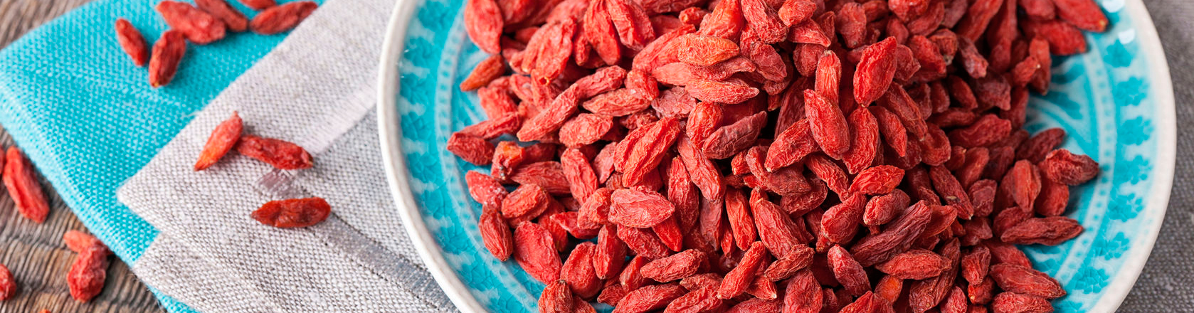 bowl of healthy and nutritious dried gogi berries