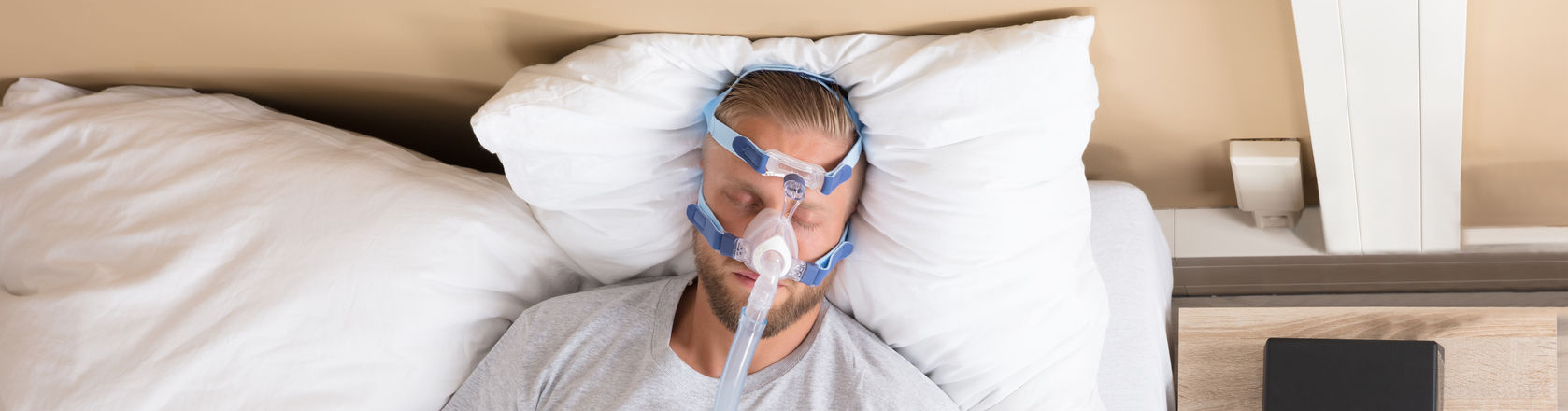 man with sleep apnea and CPAP machine