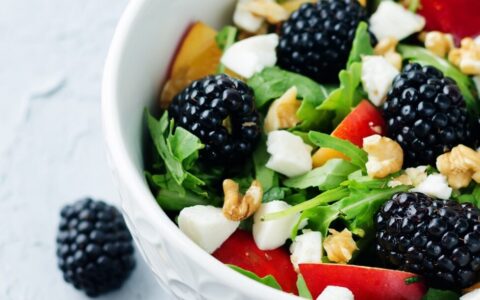 healthy summer salad with arugula and blackberries