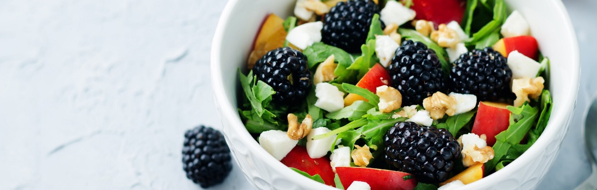 healthy summer salad with arugula and blackberries